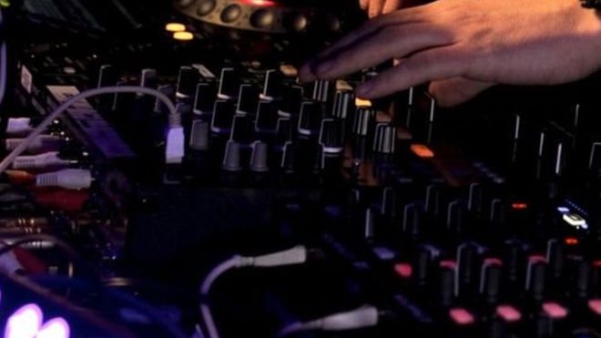 مدير الملهى تم اعتقاله بتهمة "الإعتداء على الأخلاق الحميدة والتجاهر بفاحش القول"